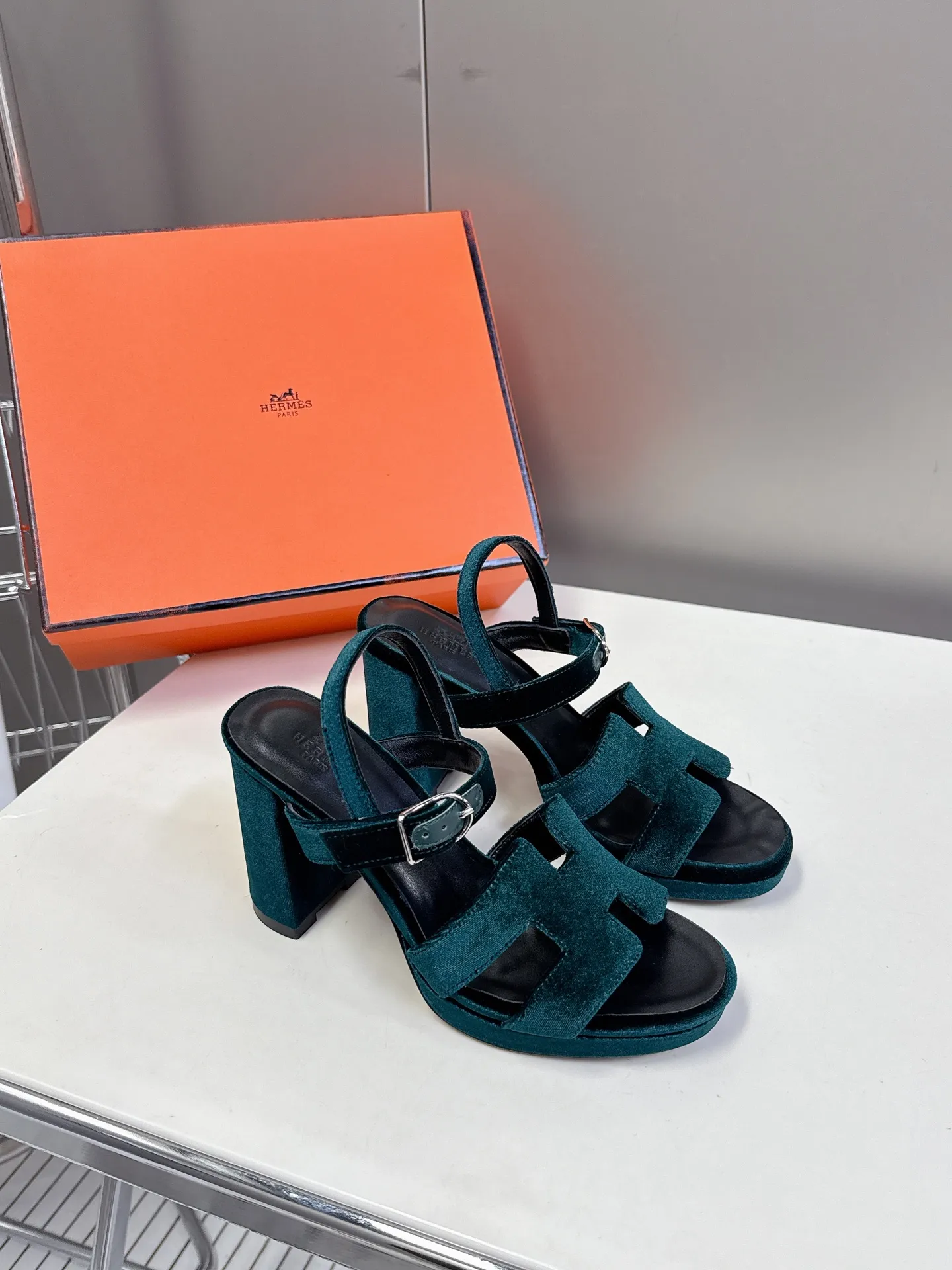 👟👟Ex-factory price 620👟👟 Hermès new spring and summer high-heeled sandals 🧡Upper: imported first-layer suede cowhide, mixed lambskin for feet, original leather outsole. You get what you pay for, genuine materials, whether it is leather, last shape, sole, or craftsmanship, all are consistent with ZP❗️ 🧡Suede high-heeled sandals, classic "H"-shaped upper with flexible ankle strap to highlight the slender ankle, about 9 cm high heels to reshape the body shape, genuine leather soles to enhance style, simple and smooth design, creating a fashionable and feminine look.  🧡Size: 35-39 yards (40 can be customized with no return or exchange) 🧡Color: multi-color 🧡Heel height: about 9 cm at the heel and 2 cm at the bottom